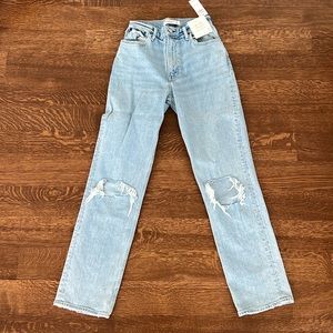A&F Curve Love Ultra High Rise 90s Slim Straight Jean - Light Wash Ripped (26R)